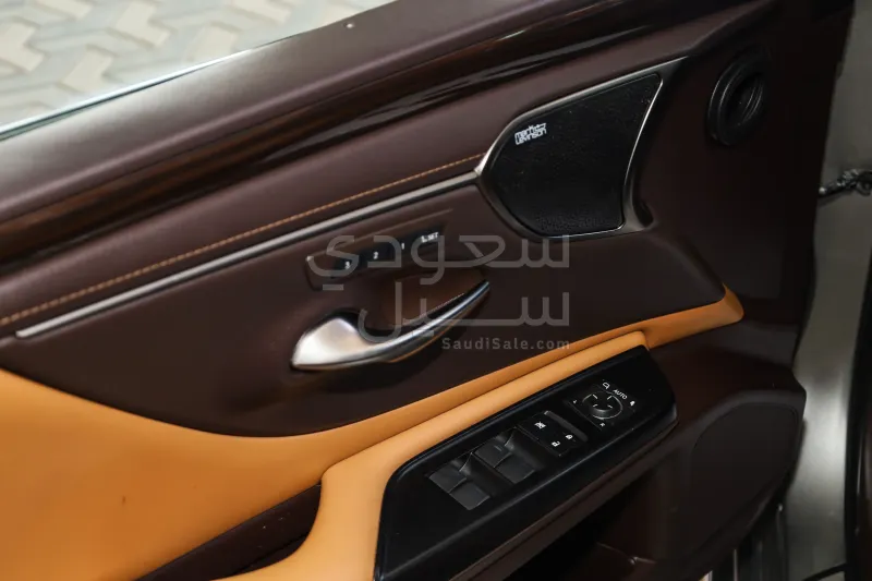 2019 لكزس إي إس 350