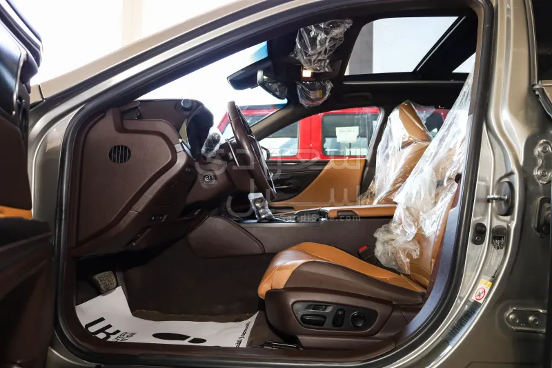 2019 لكزس إي إس 350