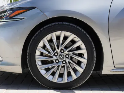 2019 لكزس إي إس 350