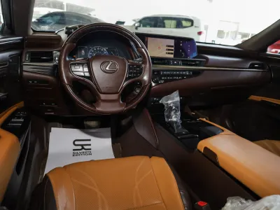 2019 لكزس إي إس 350