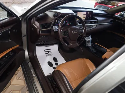 2019 لكزس إي إس 350