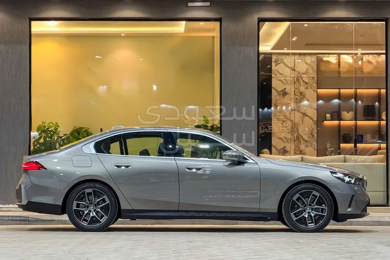 2024 بي ام دبليو الفئة الخامسة 520 أي