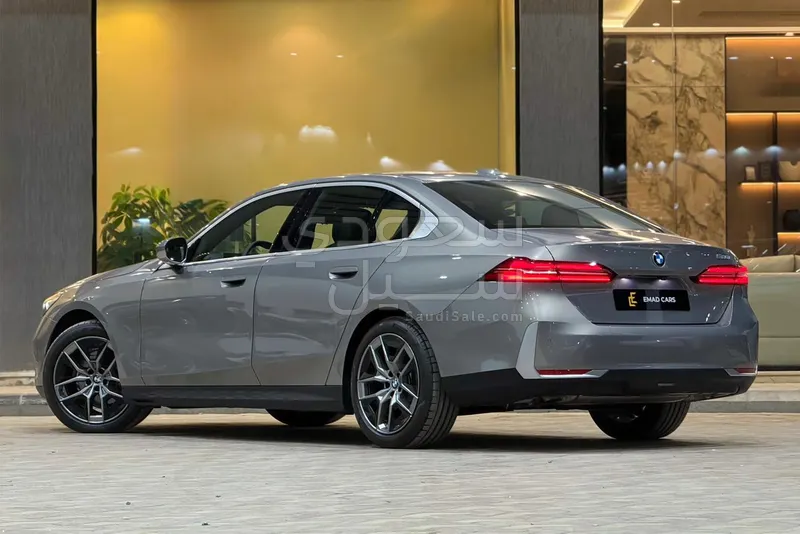 2024 بي ام دبليو الفئة الخامسة 520 أي