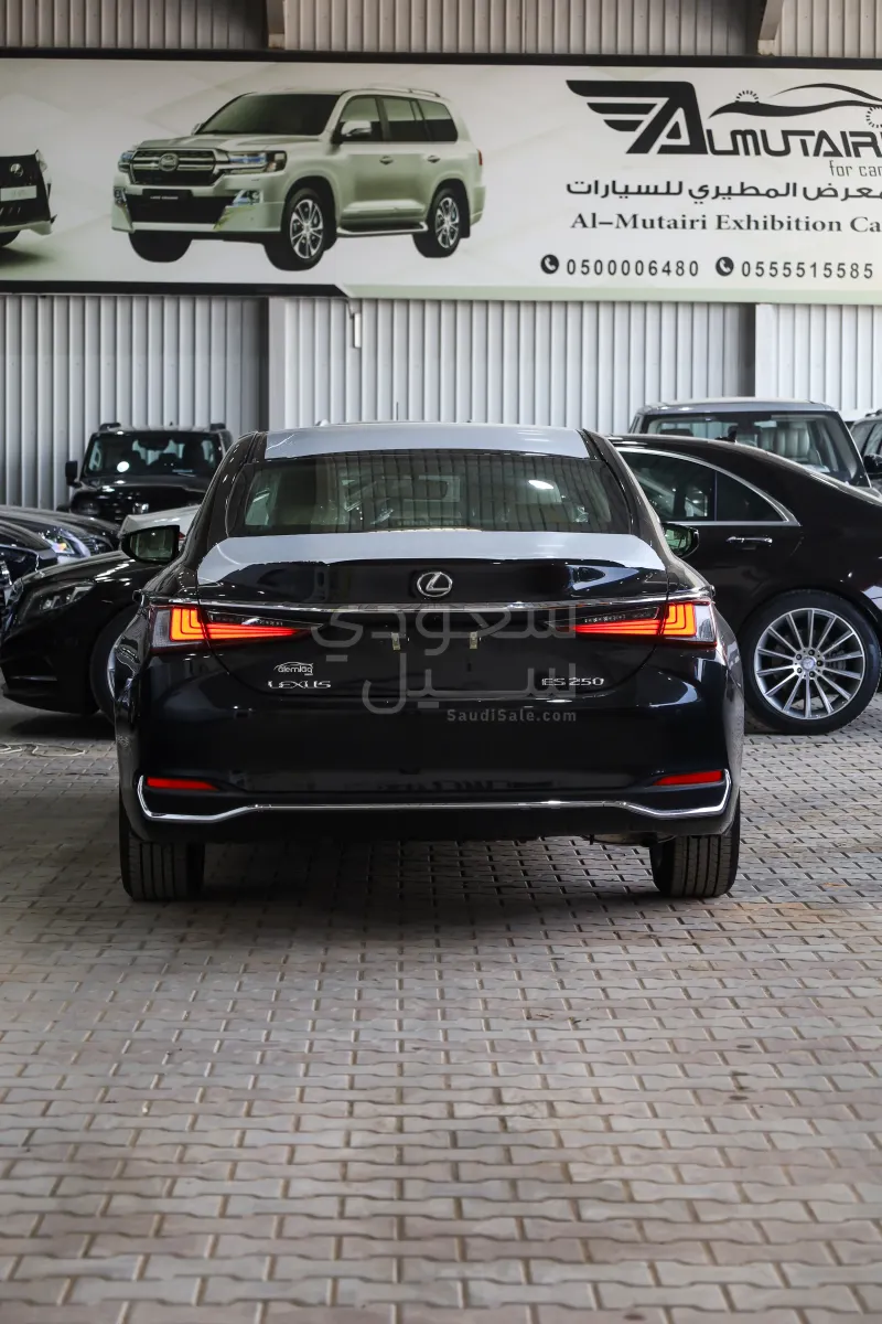 2025 لكزس إي إس 250