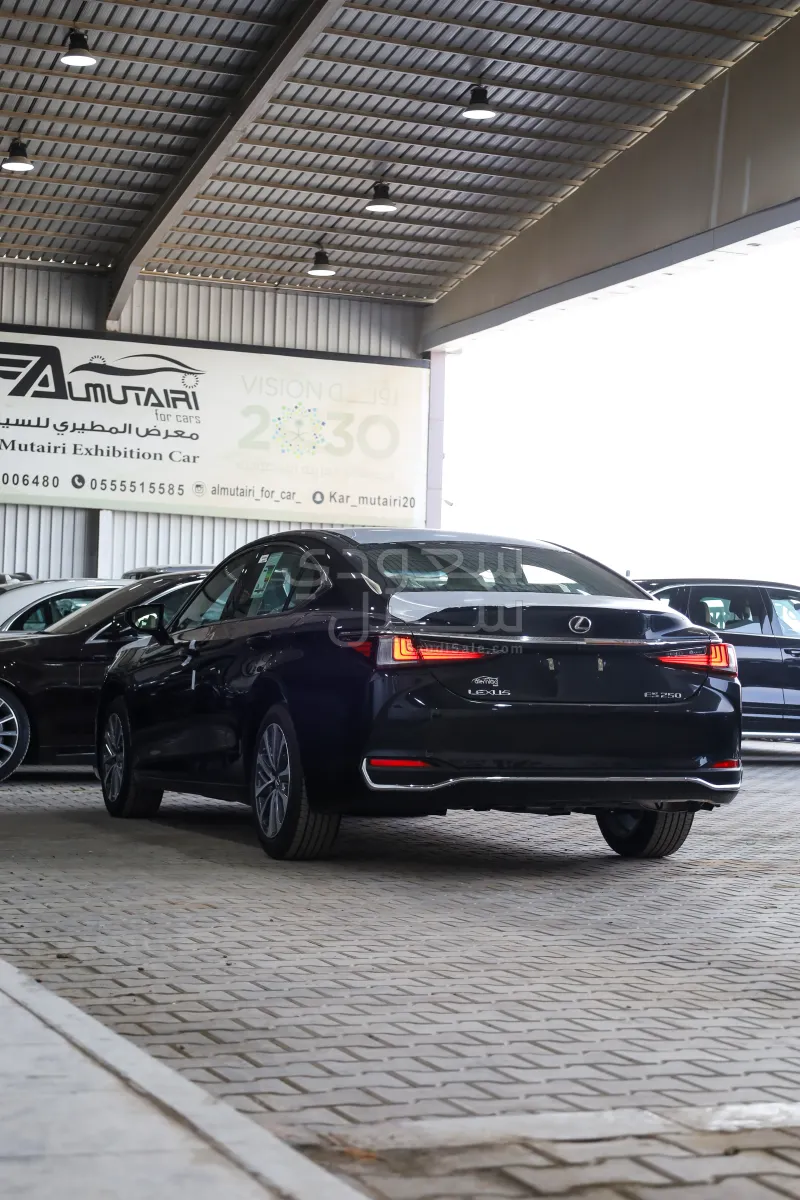 2025 لكزس إي إس 250