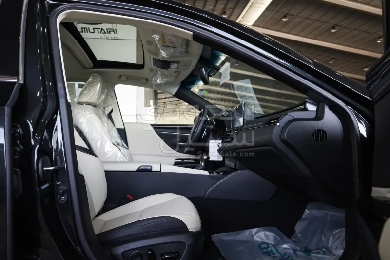 2025 لكزس إي إس 250