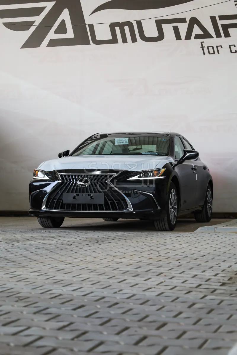 2025 لكزس إي إس 250
