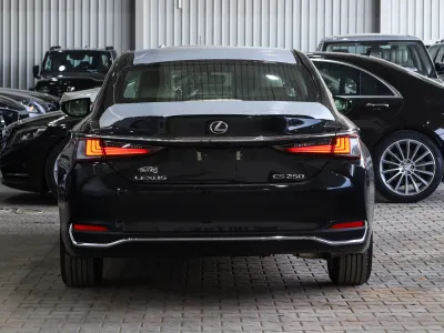 2025 لكزس إي إس 250
