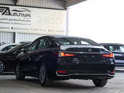 2025 لكزس إي إس 250