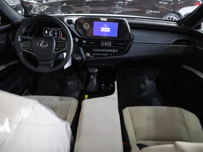 2025 لكزس إي إس 250