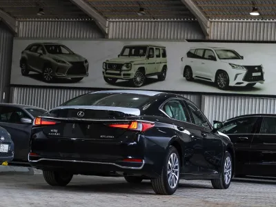 2025 لكزس إي إس 250