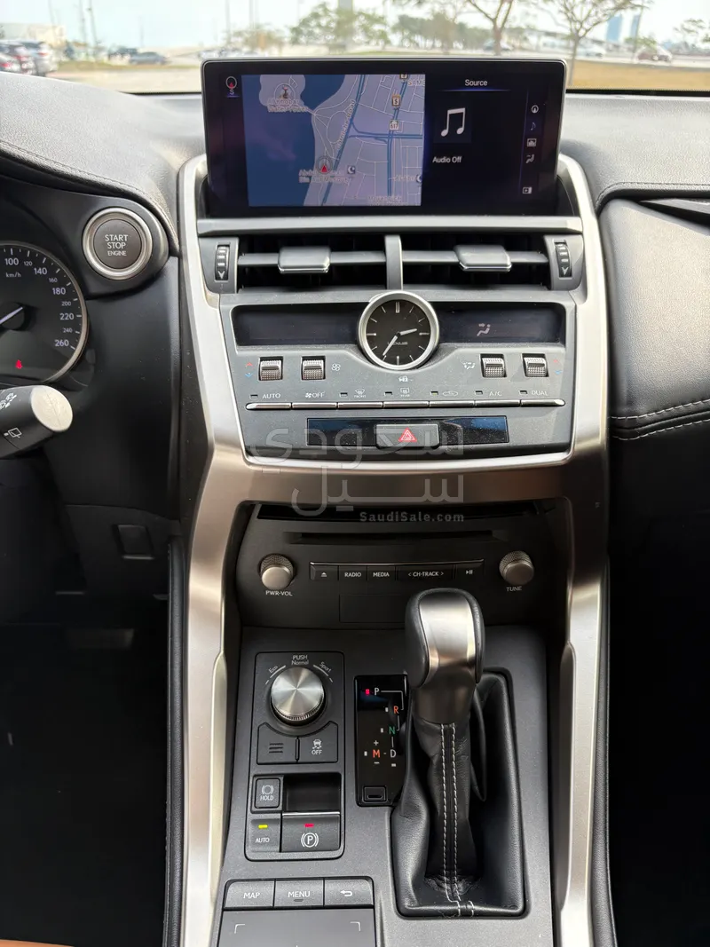 2018 لكزس إن إكس 300