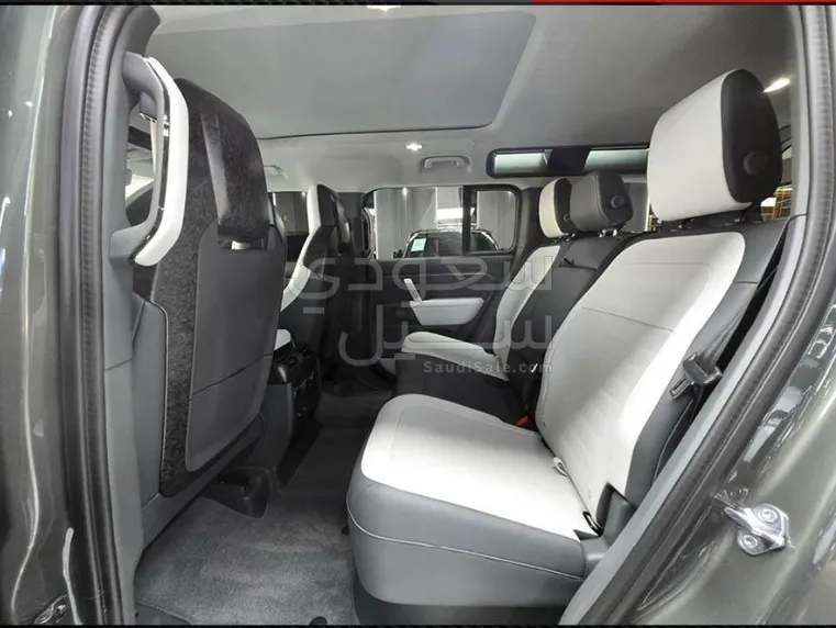 2025 لاند روفر ديفيندر اوكتا