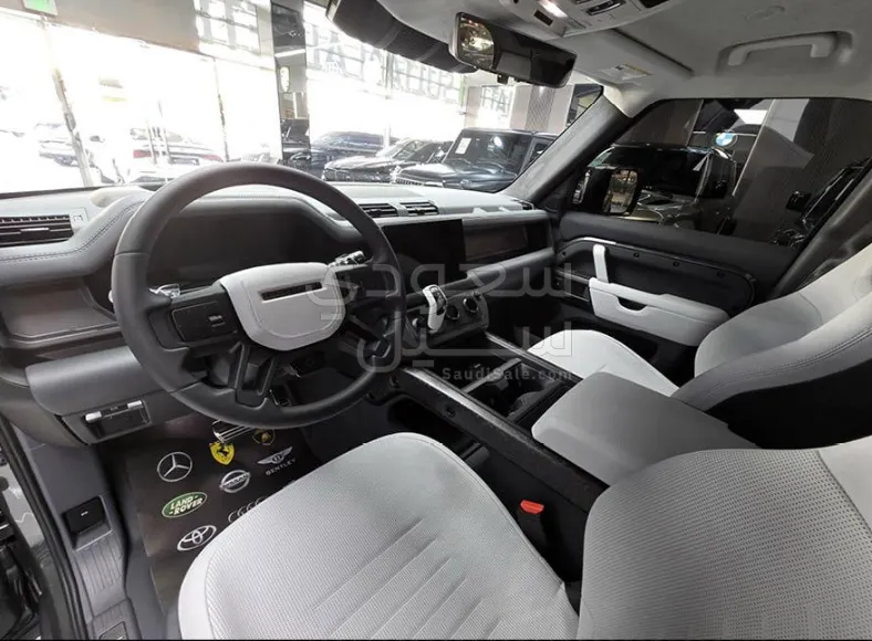 2025 لاند روفر ديفيندر اوكتا