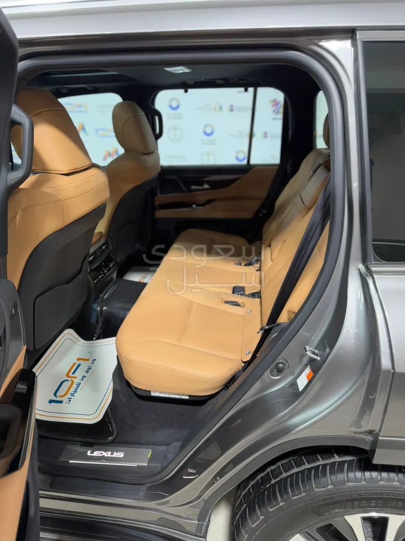 2025 لكزس إل إكس 700 اتش