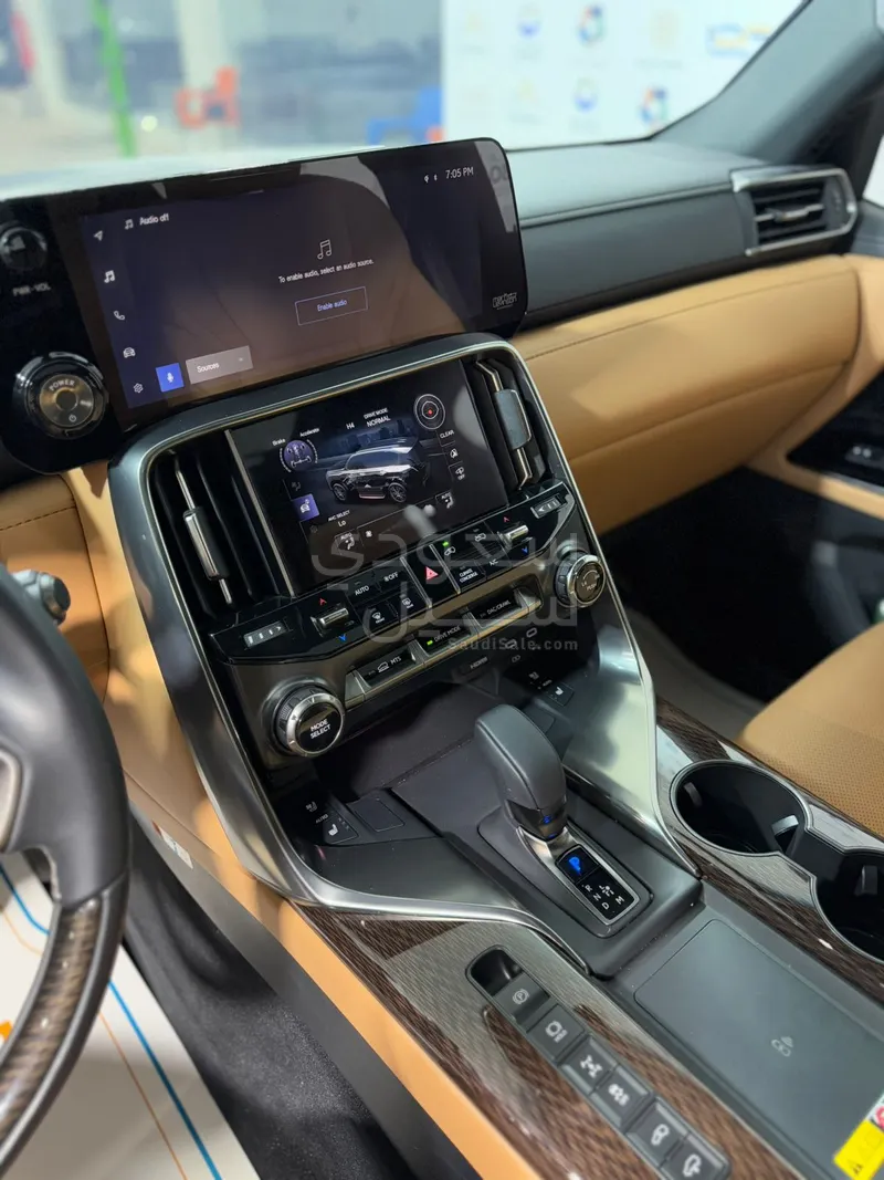 2025 لكزس إل إكس 700 اتش