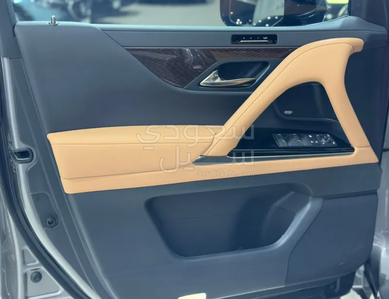 2025 لكزس إل إكس 700 اتش