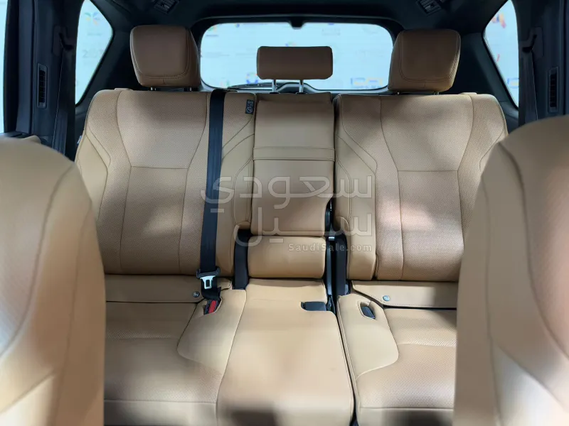 2025 لكزس إل إكس 700 اتش