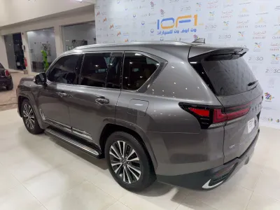 2025 لكزس إل إكس 700 اتش