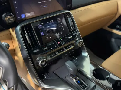 2025 لكزس إل إكس 700 اتش