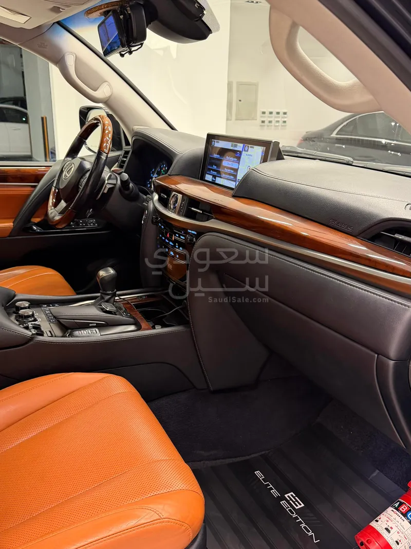 2016 لكزس إل إكس 570