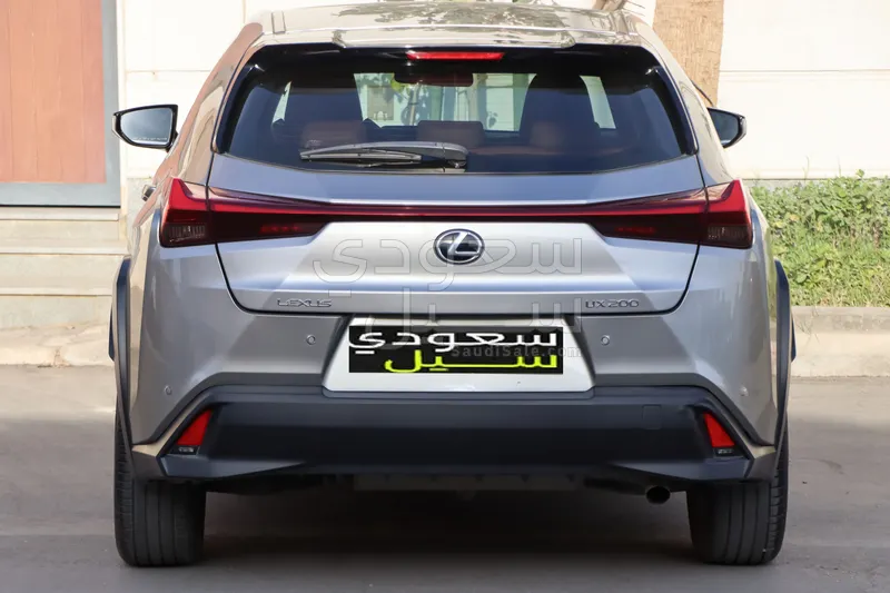 2022 لكزس يو إكس 200