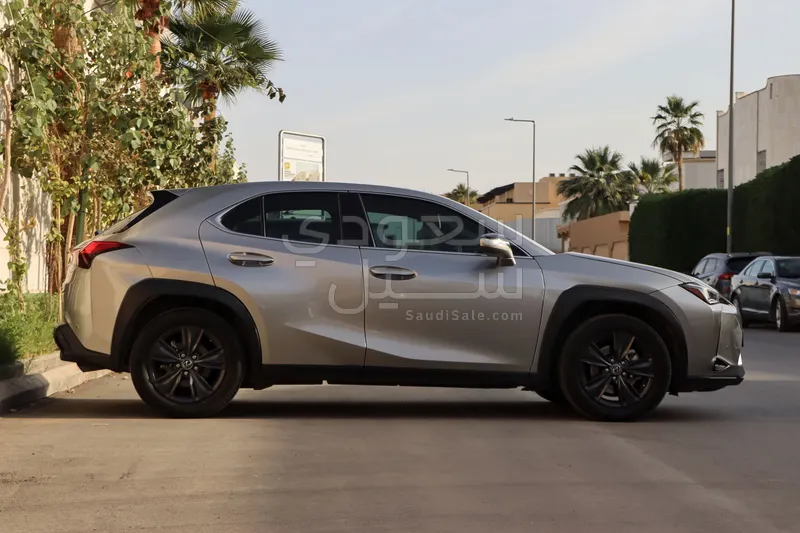 2022 لكزس يو إكس 200