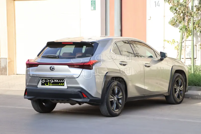 2022 لكزس يو إكس 200