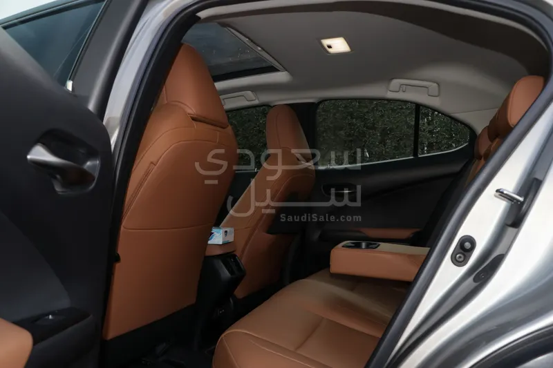 2022 لكزس يو إكس 200