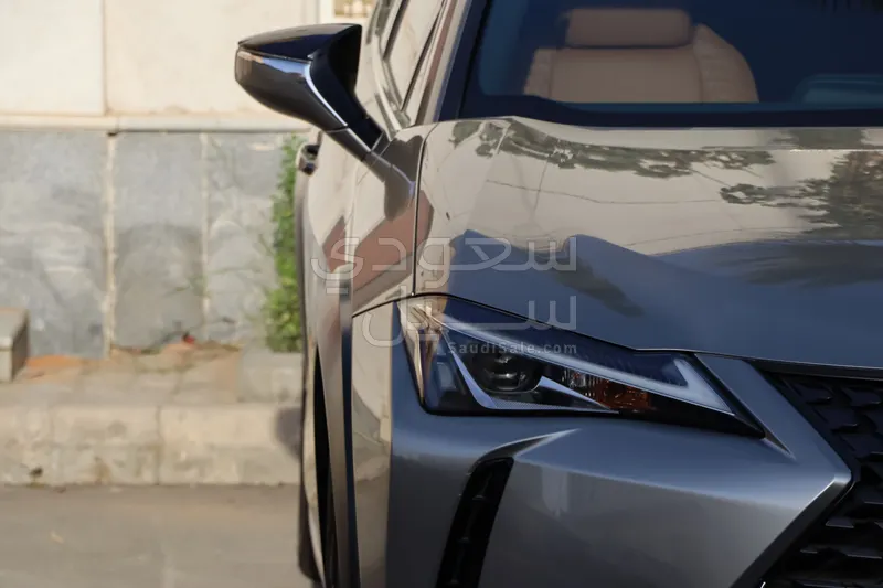 2022 لكزس يو إكس 200