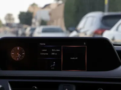 2022 لكزس يو إكس 200