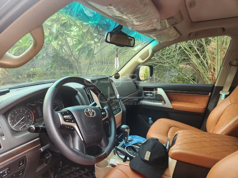 2011 تويوتا لاند كروزر جي اكس ار