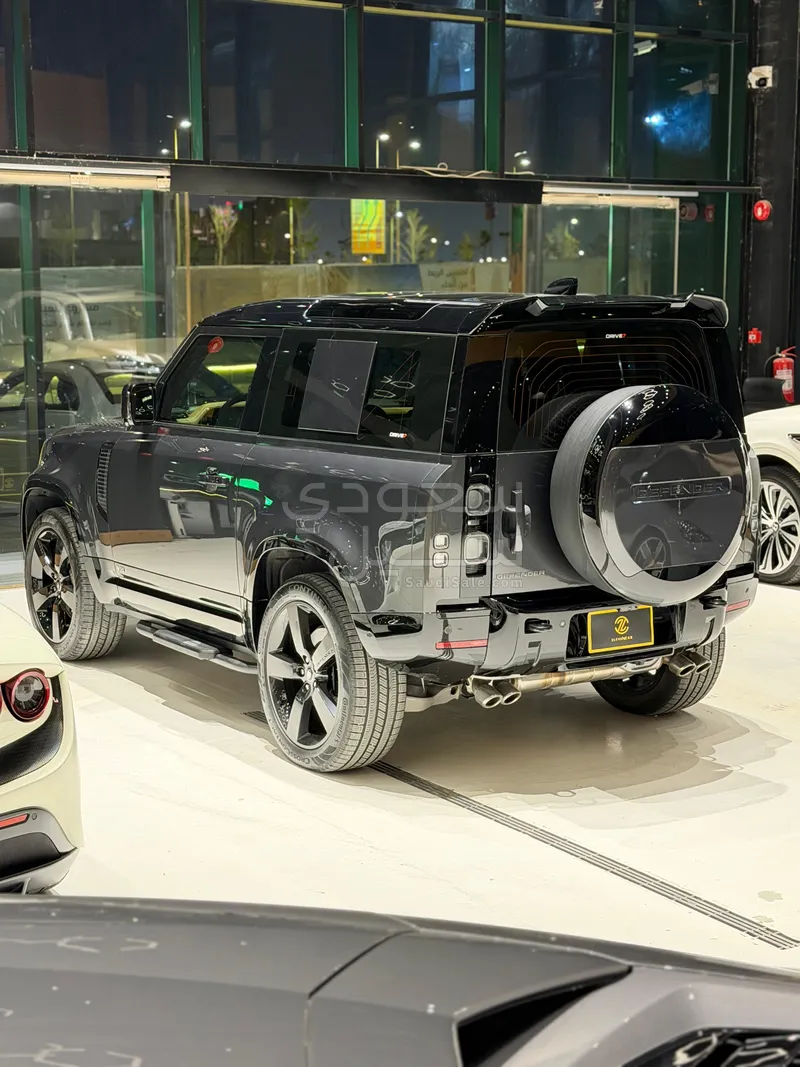 Used 2025 2025 Land Rover Defender X Light Gray color For Sale | Saudi ...