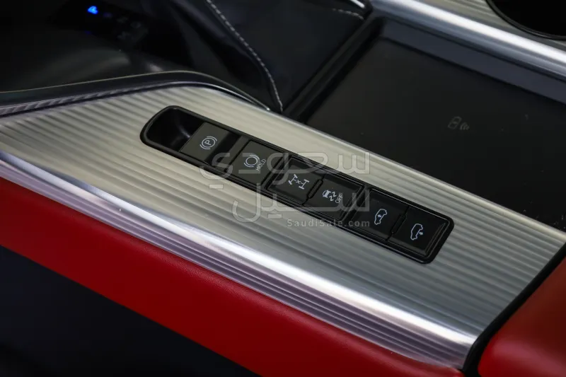 2024 لكزس إل إكس 600 إف