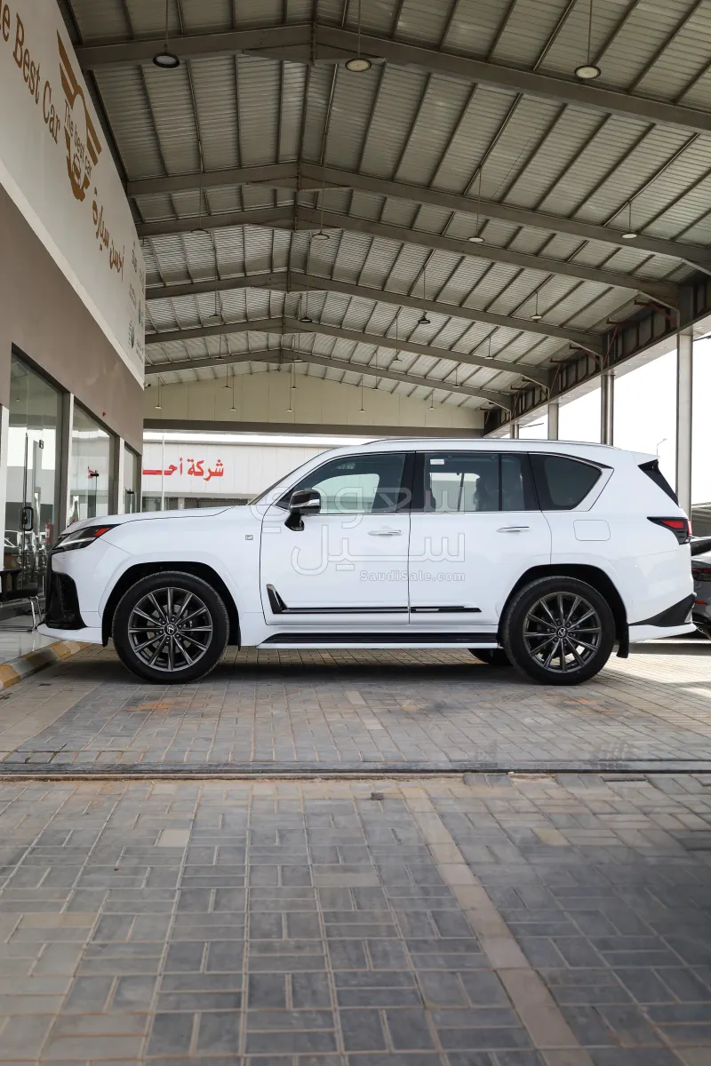 2024 لكزس إل إكس 600 إف