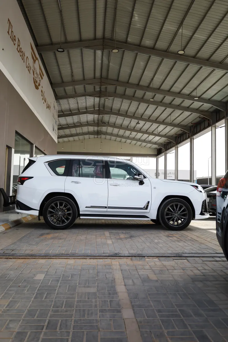 2024 لكزس إل إكس 600 إف