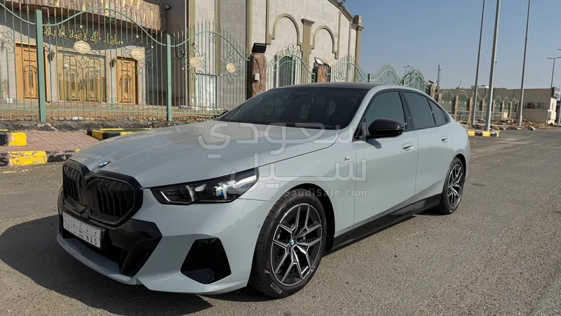 2025 بي ام دبليو الفئة الخامسة 520 أي إم كت