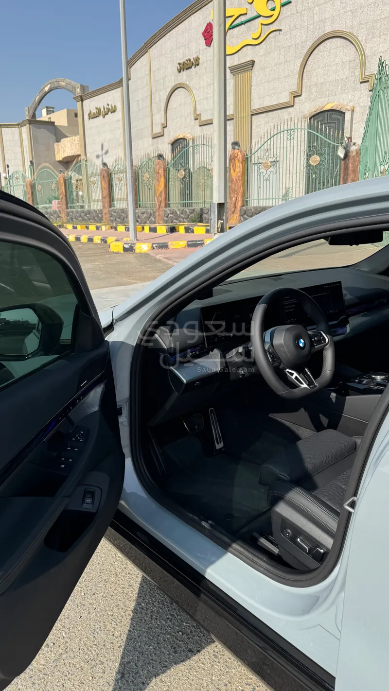 2025 بي ام دبليو الفئة الخامسة 520 أي إم كت