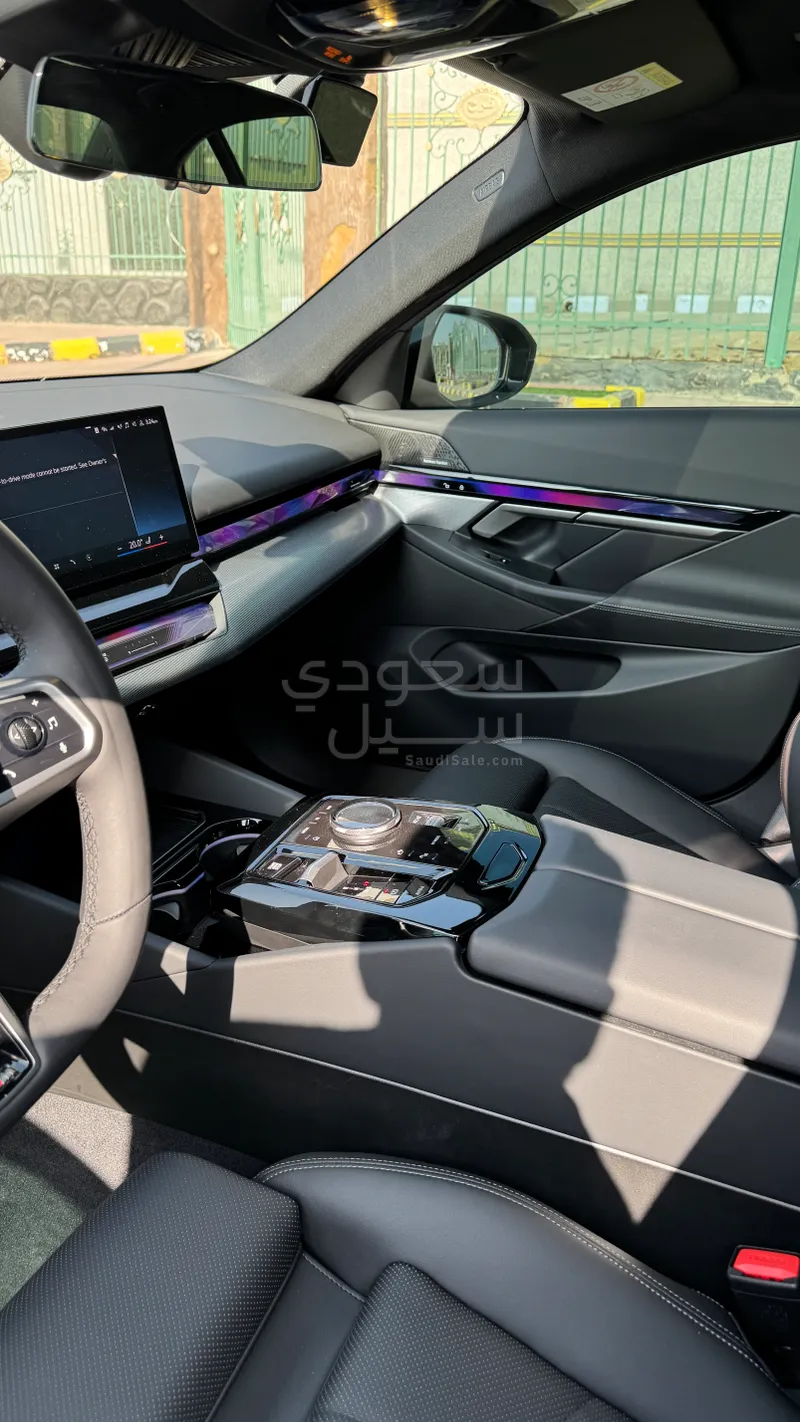 2025 بي ام دبليو الفئة الخامسة 520 أي إم كت