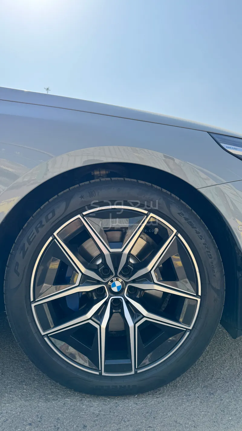 2025 بي ام دبليو الفئة الخامسة 520 أي إم كت