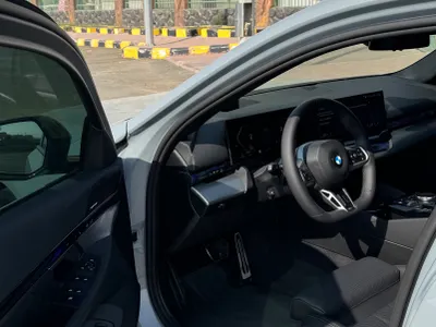 2025 بي ام دبليو الفئة الخامسة 520 أي إم كت