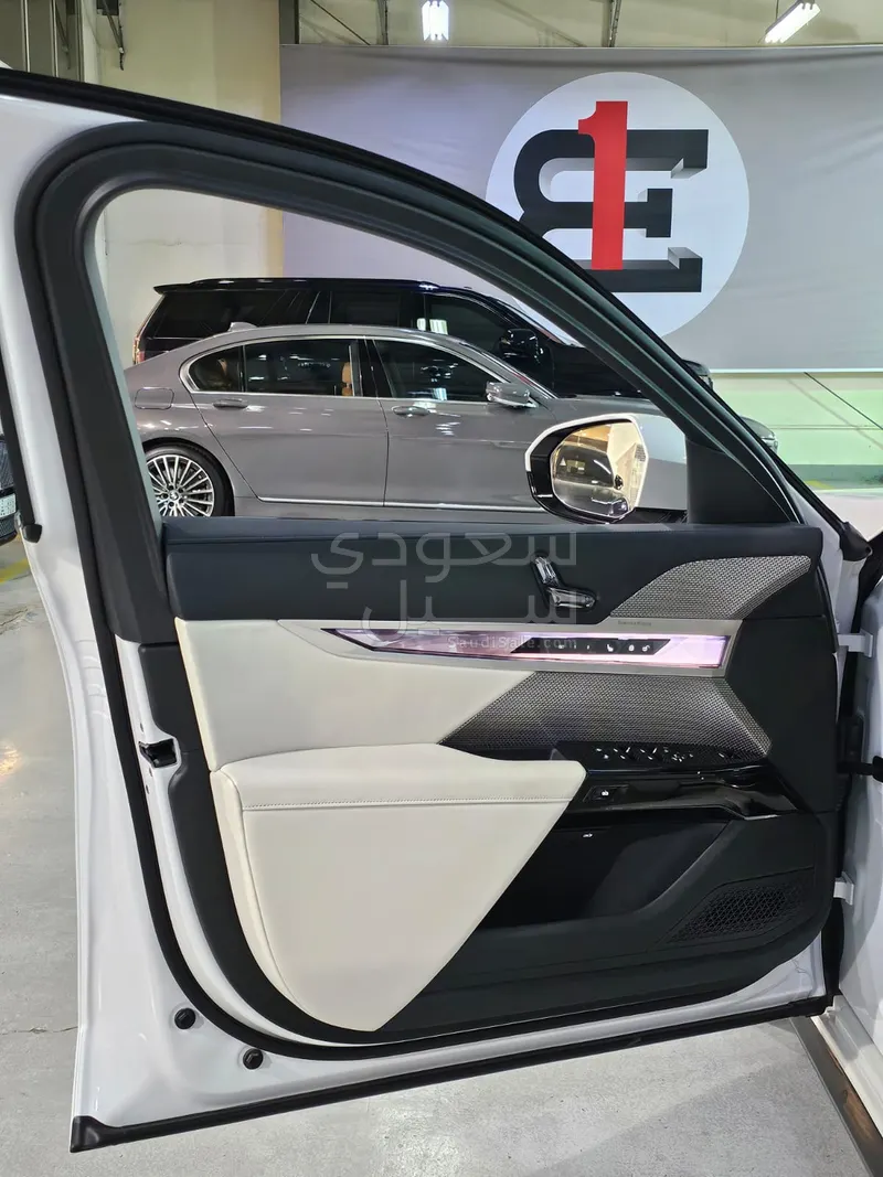 2025 بي ام دبليو الفئة السابعة 735أي