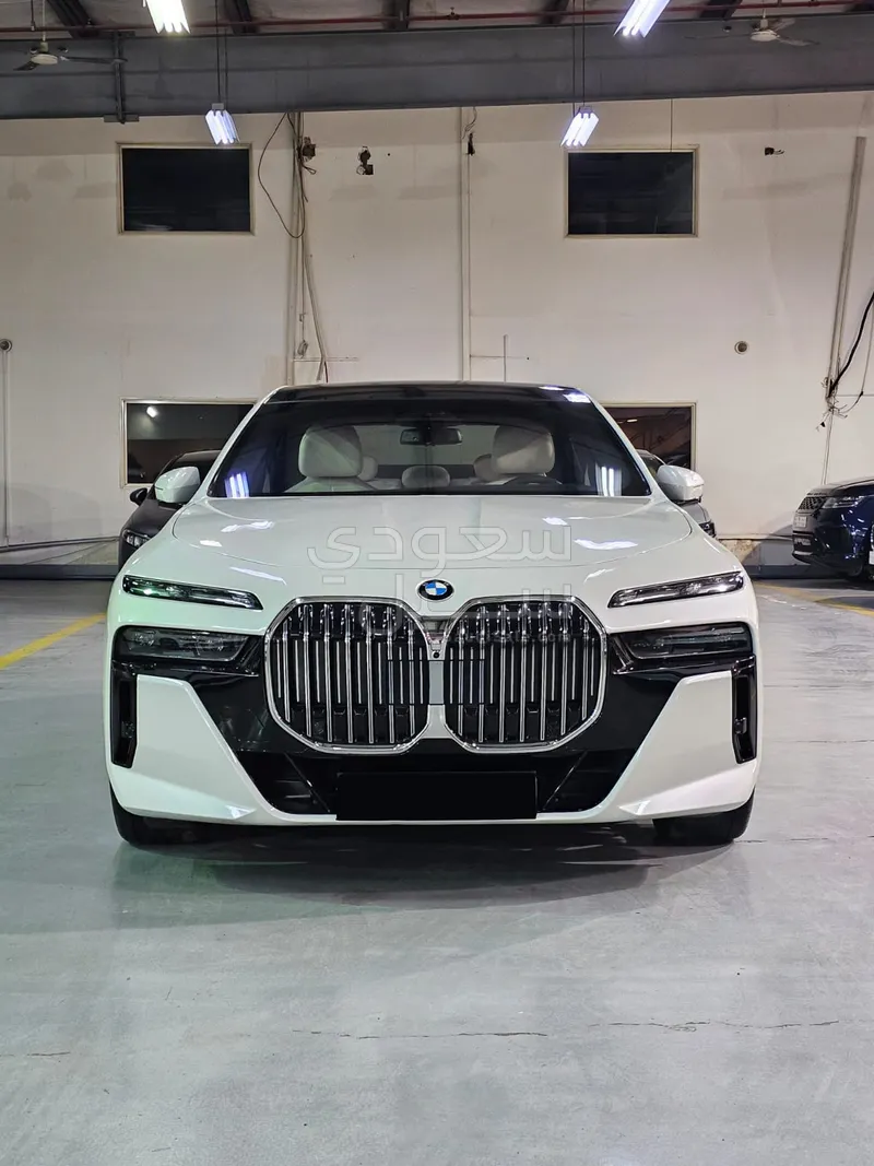 2025 بي ام دبليو الفئة السابعة 735أي