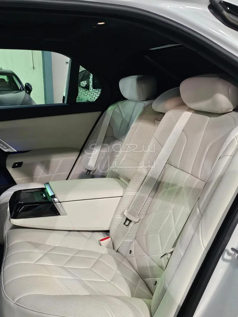 2025 بي ام دبليو الفئة السابعة 735أي