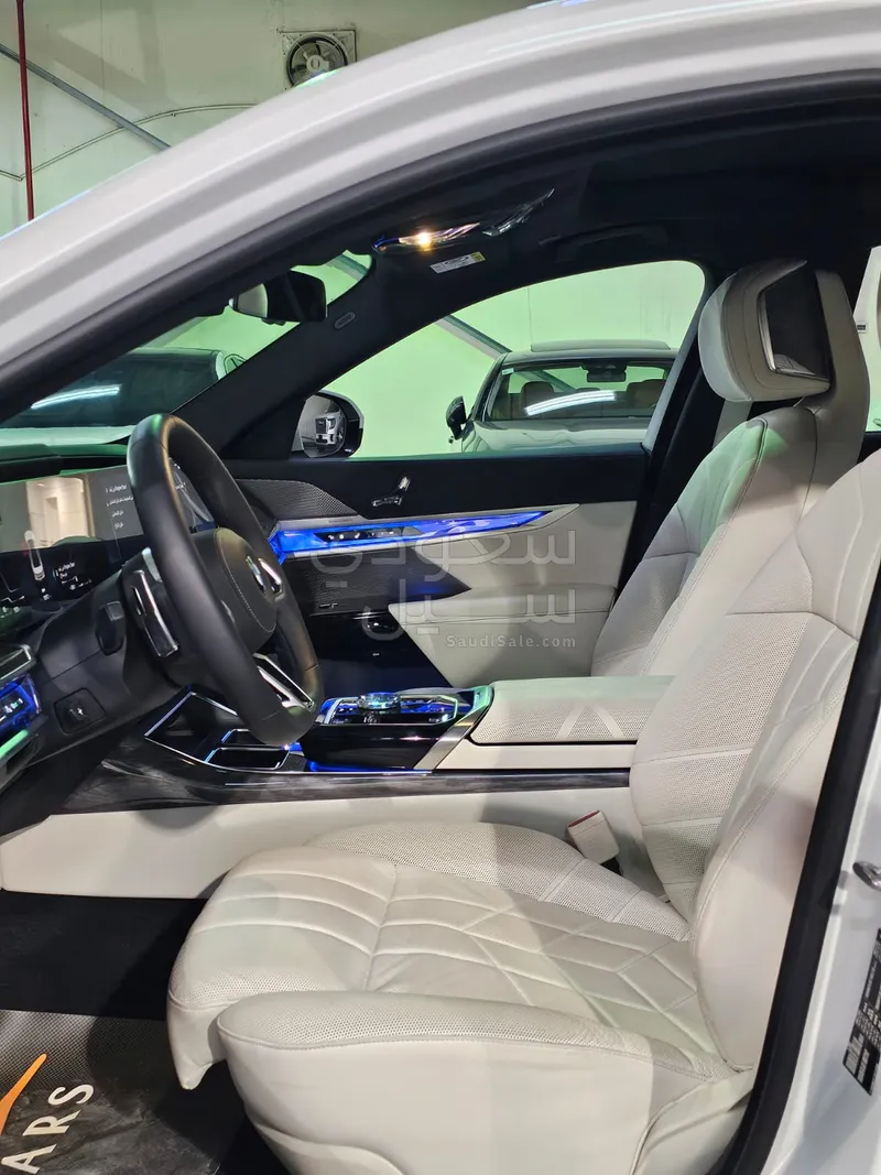 2025 بي ام دبليو الفئة السابعة 735أي