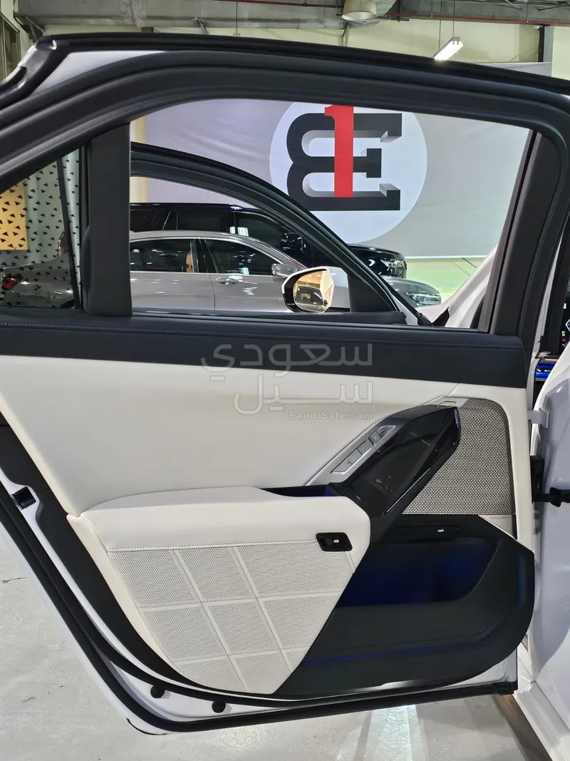 2025 بي ام دبليو الفئة السابعة 735أي