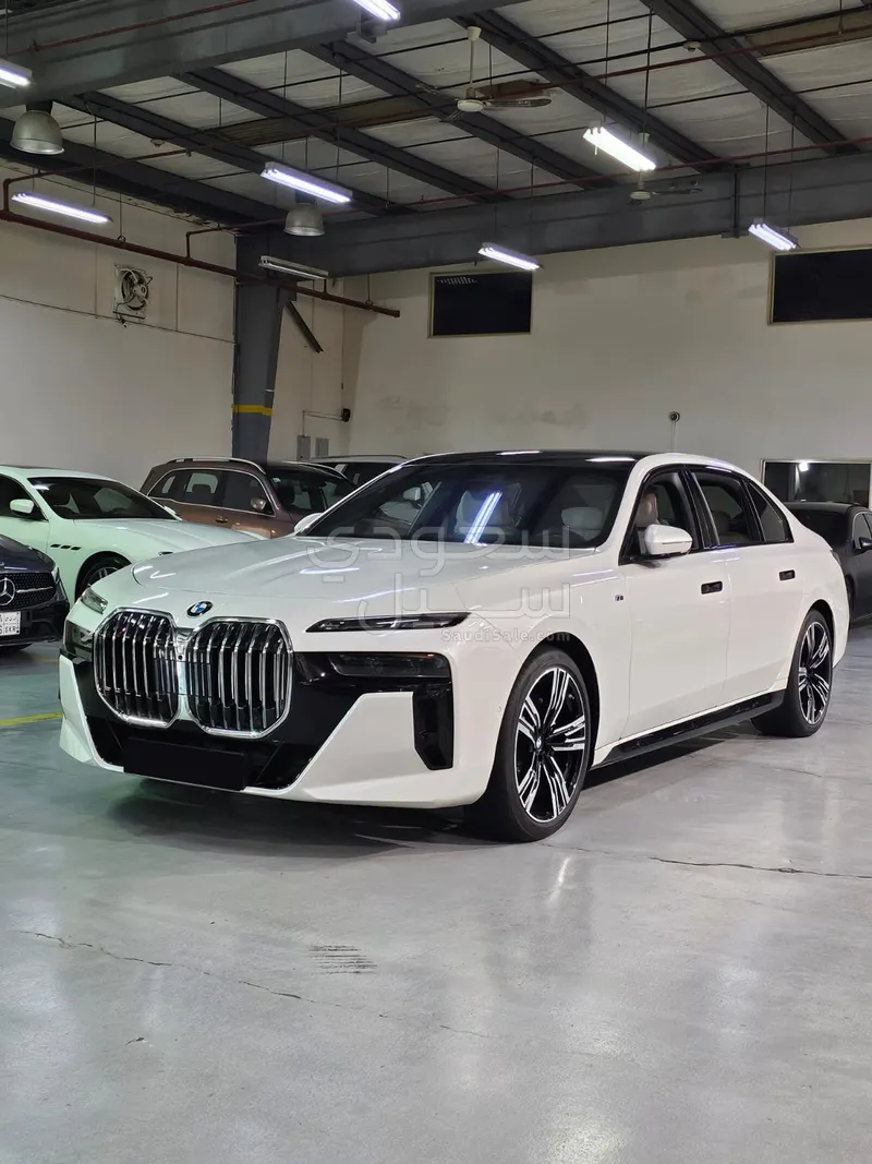 2025 بي ام دبليو الفئة السابعة 735أي