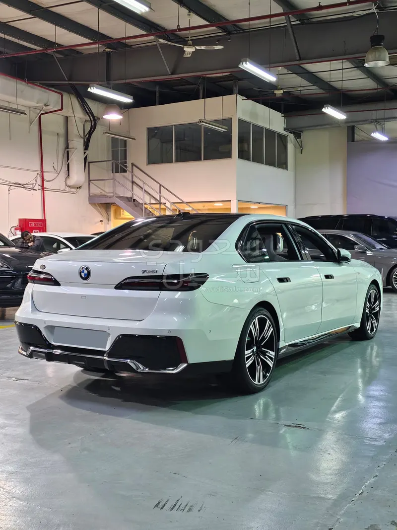 2025 بي ام دبليو الفئة السابعة 735أي