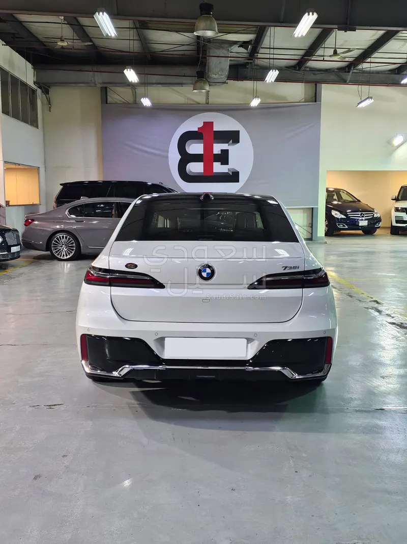 2025 بي ام دبليو الفئة السابعة 735أي