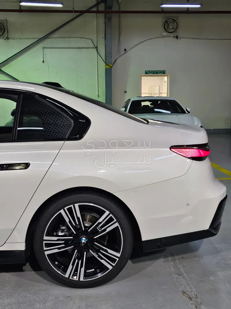 2025 بي ام دبليو الفئة السابعة 735أي